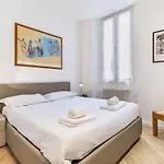 Lägenhet Two-room 5 Minutes' Walk From The Historic Center *