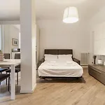 Lägenhet Two-room 5 Minutes' Walk From The Historic Center Como